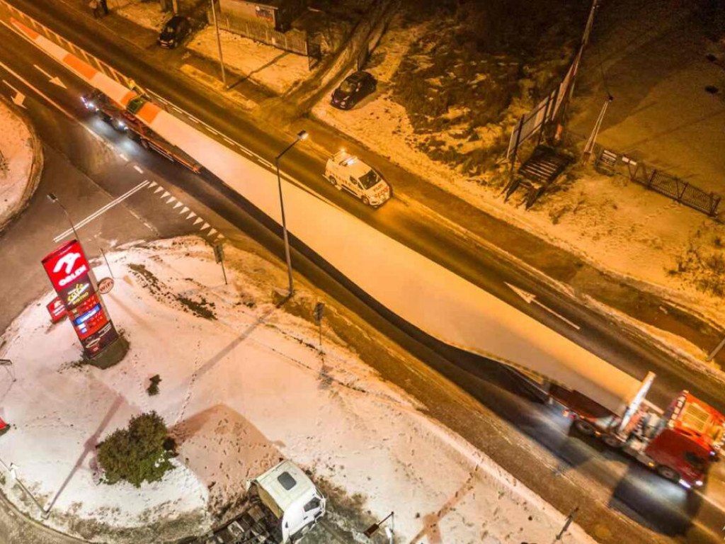 Gigantyczne skrzydła elektrowni wiatrowej dotarły do powiatu staszowskiego [zdjęcia]]