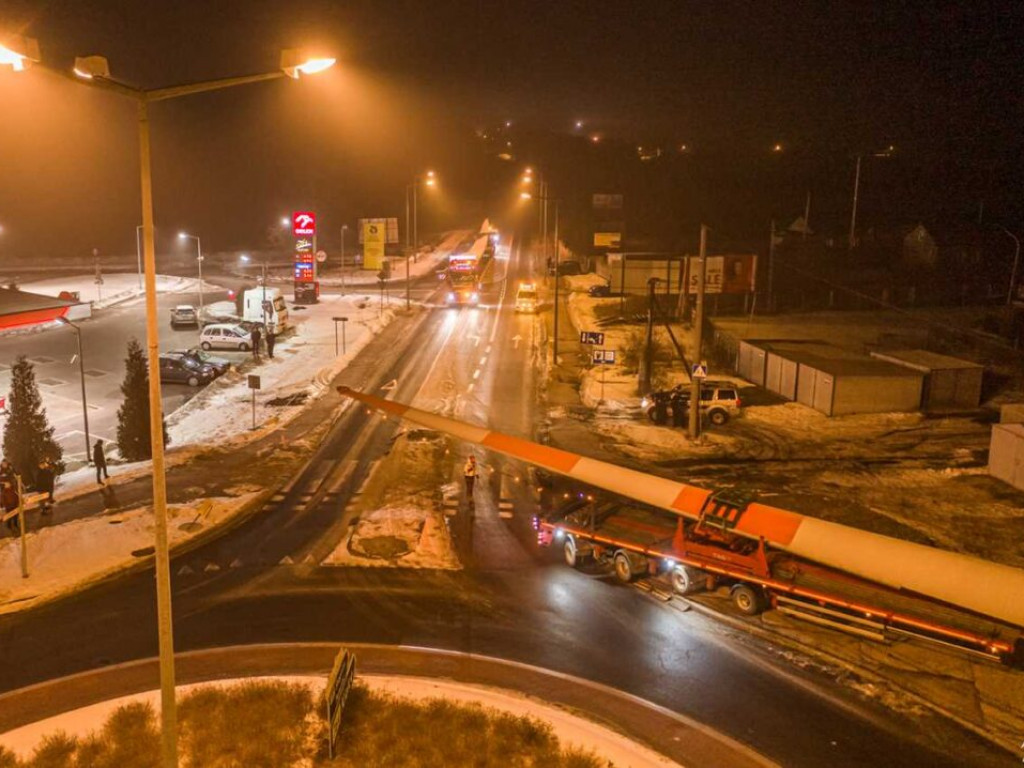 Gigantyczne skrzydła elektrowni wiatrowej dotarły do powiatu staszowskiego [zdjęcia]]