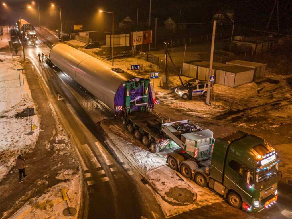 Gigantyczne skrzydła elektrowni wiatrowej dotarły do powiatu staszowskiego [zdjęcia]]