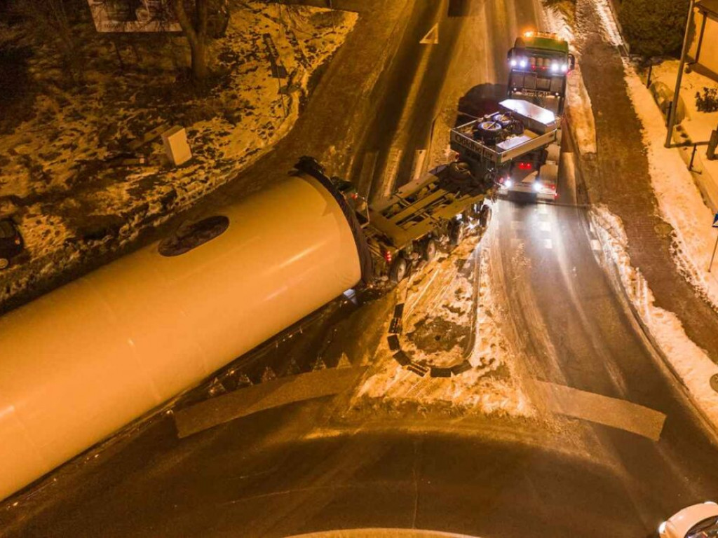 Gigantyczne skrzydła elektrowni wiatrowej dotarły do powiatu staszowskiego [zdjęcia]]
