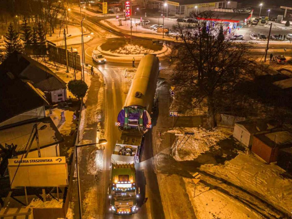 Gigantyczne skrzydła elektrowni wiatrowej dotarły do powiatu staszowskiego [zdjęcia]]