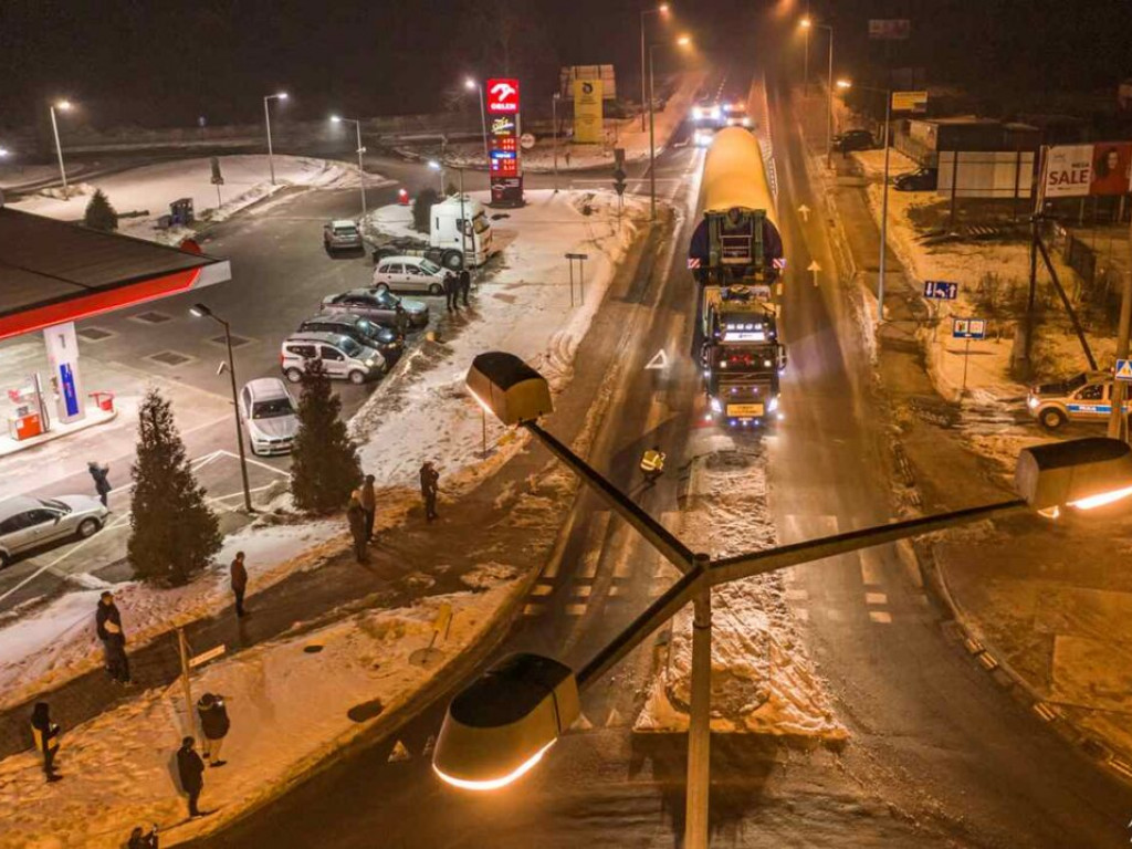 Gigantyczne skrzydła elektrowni wiatrowej dotarły do powiatu staszowskiego [zdjęcia]]