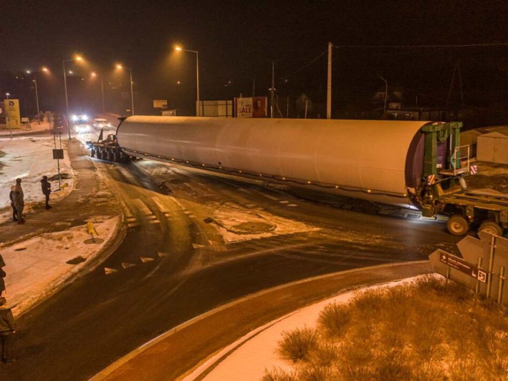 Gigantyczne skrzydła elektrowni wiatrowej dotarły do powiatu staszowskiego [zdjęcia]]