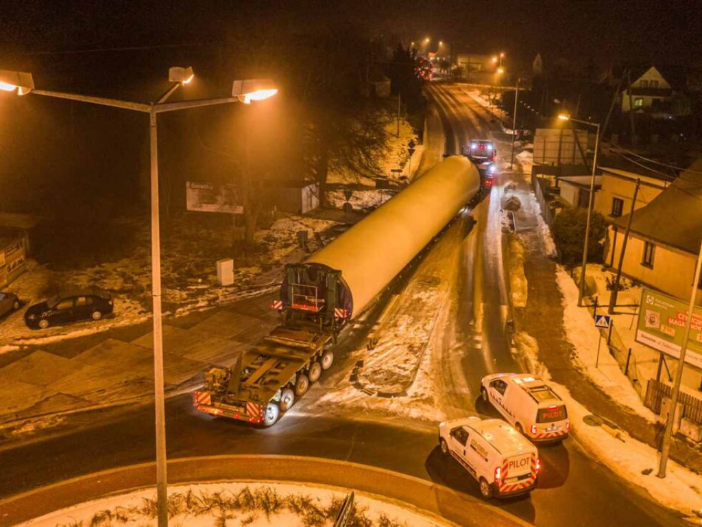 Gigantyczne skrzydła elektrowni wiatrowej dotarły do powiatu staszowskiego [zdjęcia]]