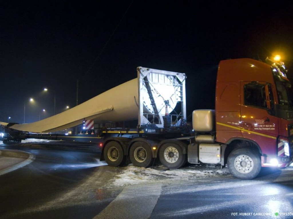 Gigantyczne skrzydła elektrowni wiatrowej dotarły do powiatu staszowskiego [zdjęcia]]