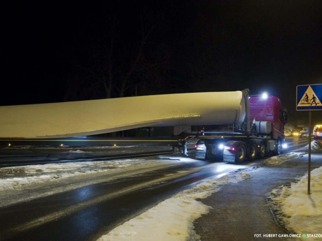 Gigantyczne skrzydła elektrowni wiatrowej dotarły do powiatu staszowskiego [zdjęcia]]