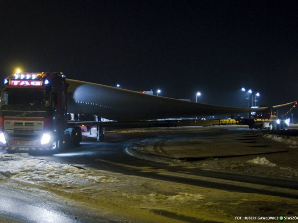 Gigantyczne skrzydła elektrowni wiatrowej dotarły do powiatu staszowskiego [zdjęcia]]