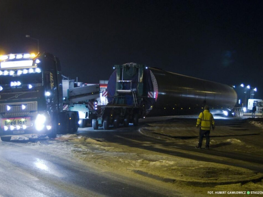 Gigantyczne skrzydła elektrowni wiatrowej dotarły do powiatu staszowskiego [zdjęcia]]
