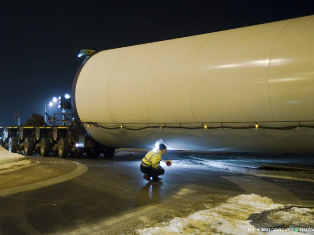 Gigantyczne skrzydła elektrowni wiatrowej dotarły do powiatu staszowskiego [zdjęcia]]
