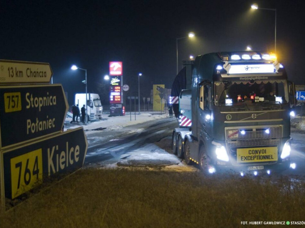 Gigantyczne skrzydła elektrowni wiatrowej dotarły do powiatu staszowskiego [zdjęcia]]