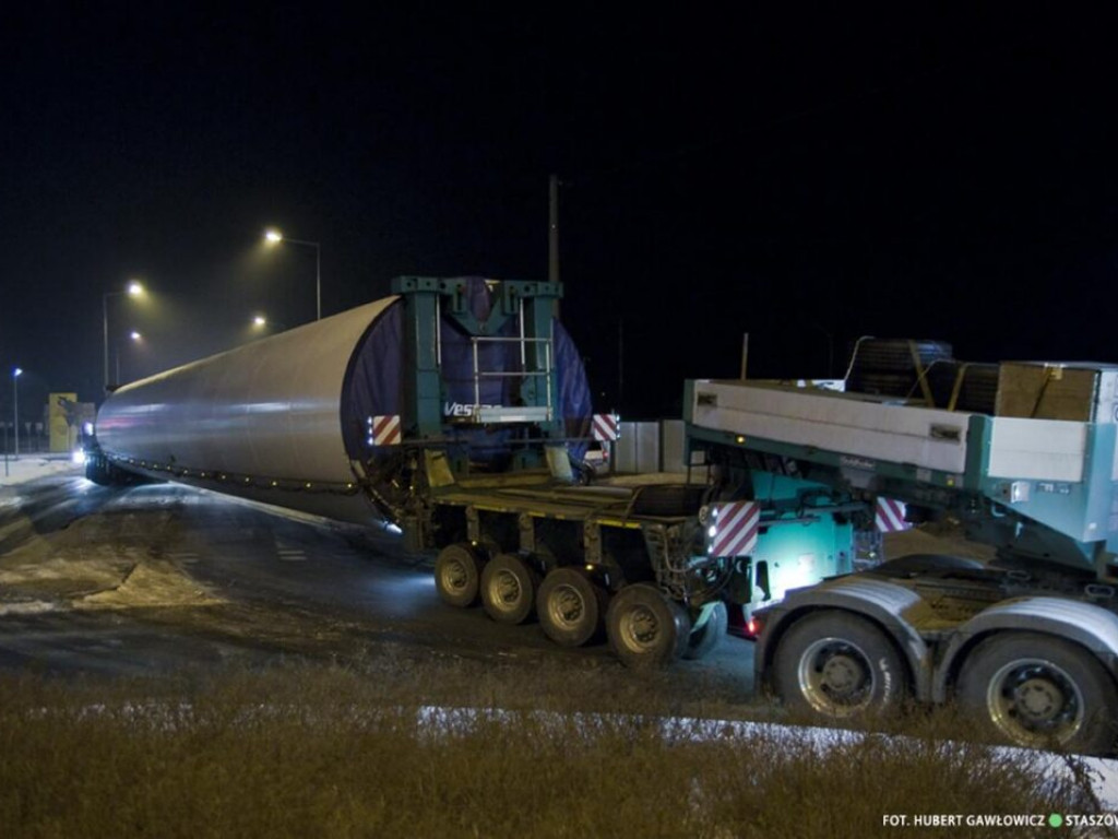 Gigantyczne skrzydła elektrowni wiatrowej dotarły do powiatu staszowskiego [zdjęcia]]
