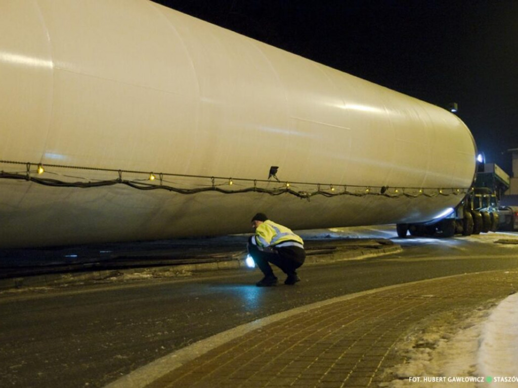 Gigantyczne skrzydła elektrowni wiatrowej dotarły do powiatu staszowskiego [zdjęcia]]