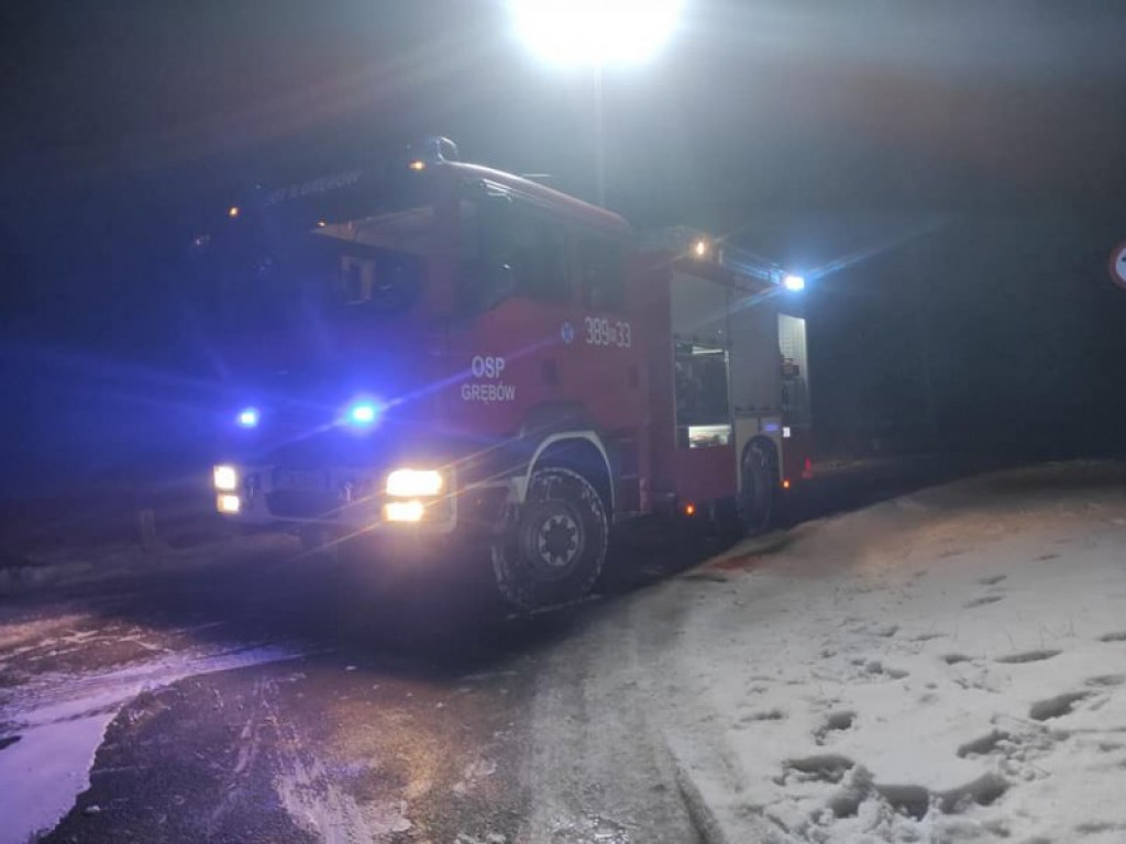 W Grębowie wybuchł pożar samochodu, pojazd spłonął doszczętnie [zdjęcia]