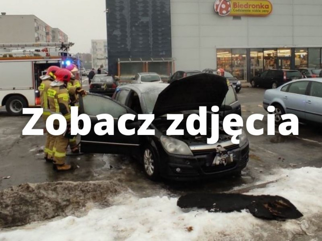 Pod Biedronką w Tarnobrzegu zapalił się samochód [zdjęcia]