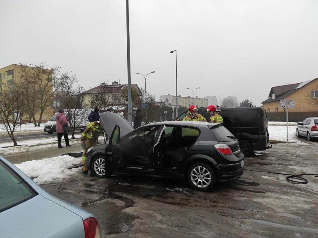 Pod Biedronką w Tarnobrzegu zapalił się samochód [zdjęcia]