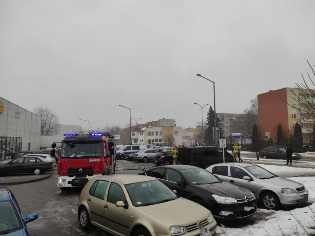 Pod Biedronką w Tarnobrzegu zapalił się samochód [zdjęcia]