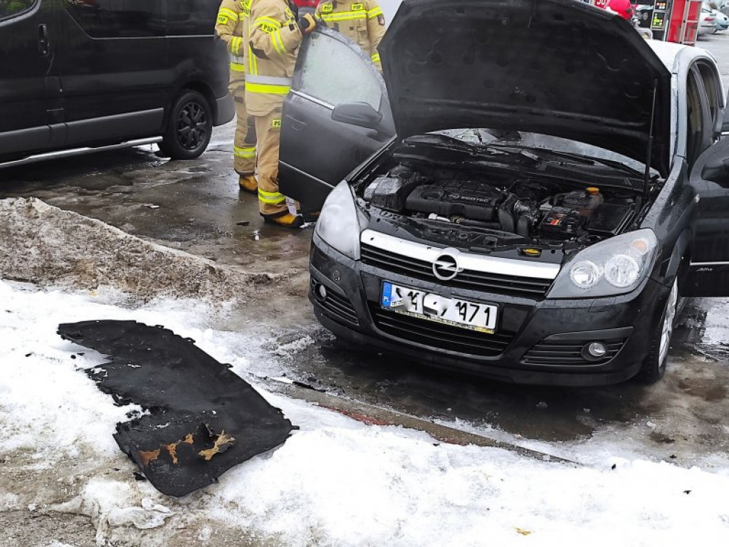 Pod Biedronką w Tarnobrzegu zapalił się samochód [zdjęcia]