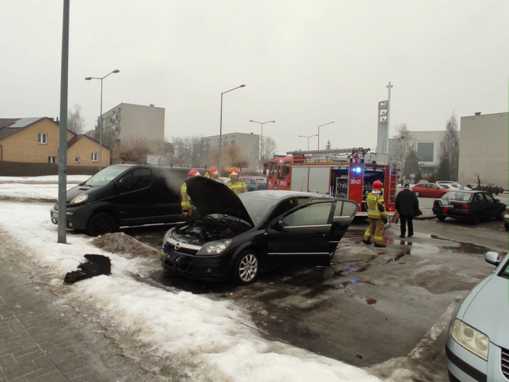 Pod Biedronką w Tarnobrzegu zapalił się samochód [zdjęcia]