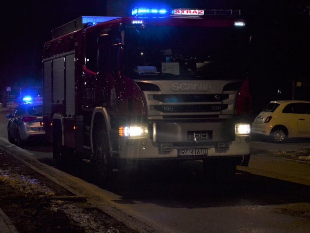 Nowa Dęba. Kłęby dymu wydobywające się z mieszkania wywołały alarm [wideo][zdjęcia]
