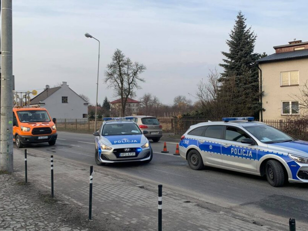 Sandomierz. Zderzenie trzech samochodów na ul. Lwowskiej. Kierowcy stoją w długim korku [zdjęcia]