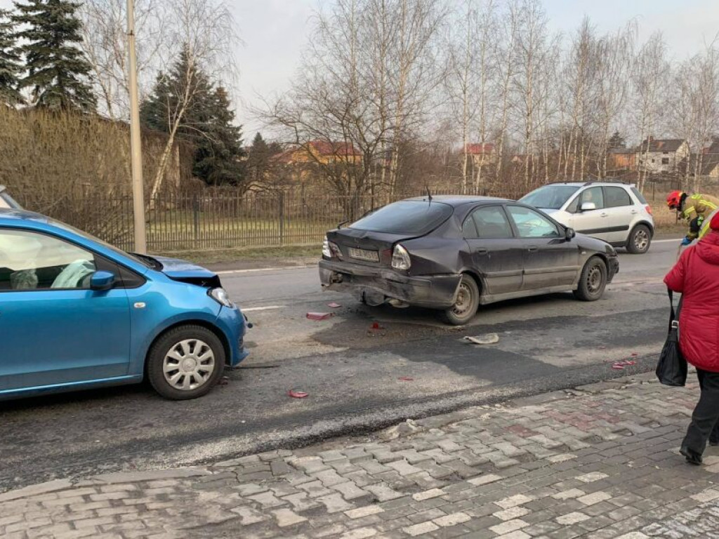 Sandomierz. Zderzenie trzech samochodów na ul. Lwowskiej. Kierowcy stoją w długim korku [zdjęcia]