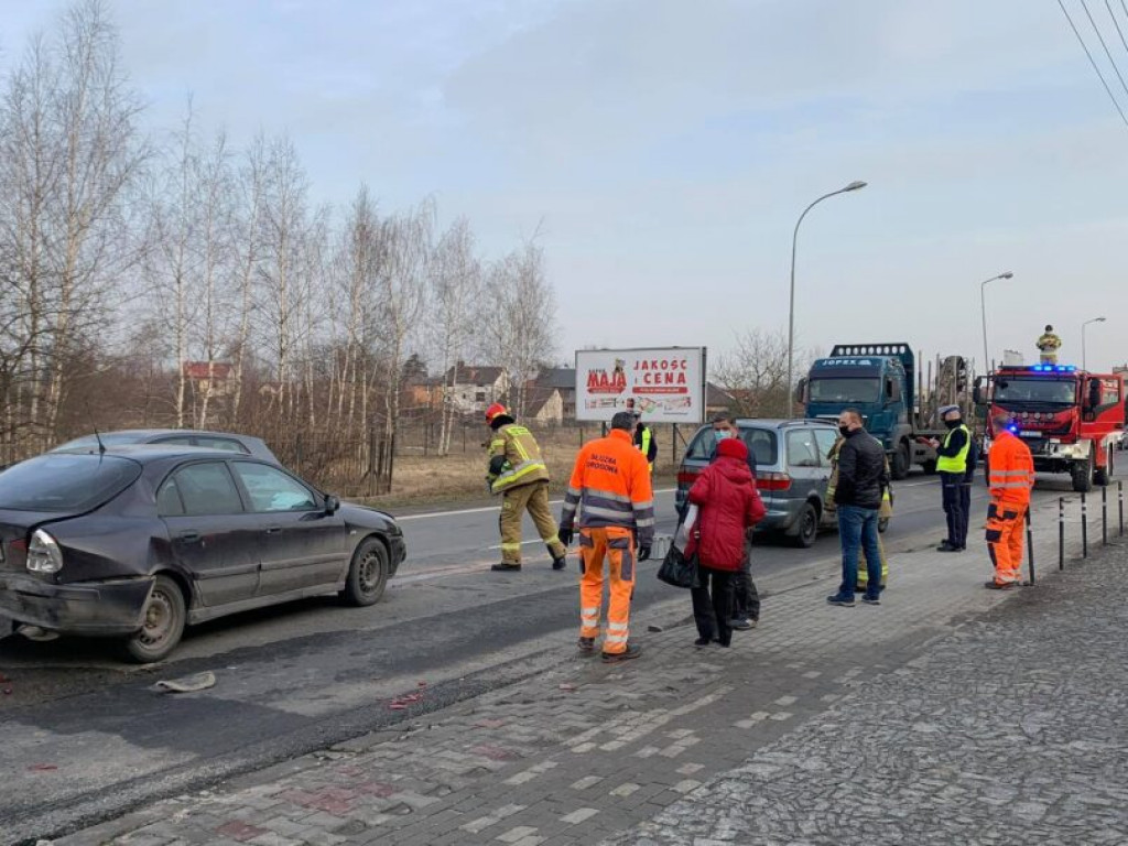 Sandomierz. Zderzenie trzech samochodów na ul. Lwowskiej. Kierowcy stoją w długim korku [zdjęcia]