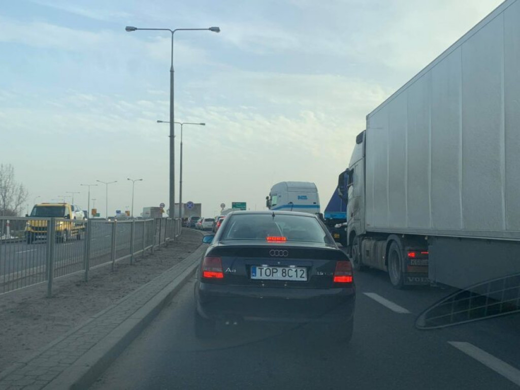 Sandomierz. Zderzenie trzech samochodów na ul. Lwowskiej. Kierowcy stoją w długim korku [zdjęcia]