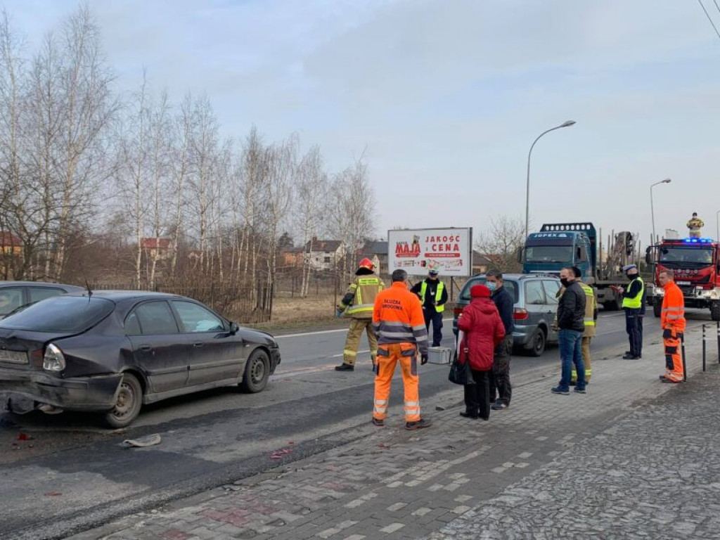 Sandomierz. Zderzenie trzech samochodów na ul. Lwowskiej. Kierowcy stoją w długim korku [zdjęcia]