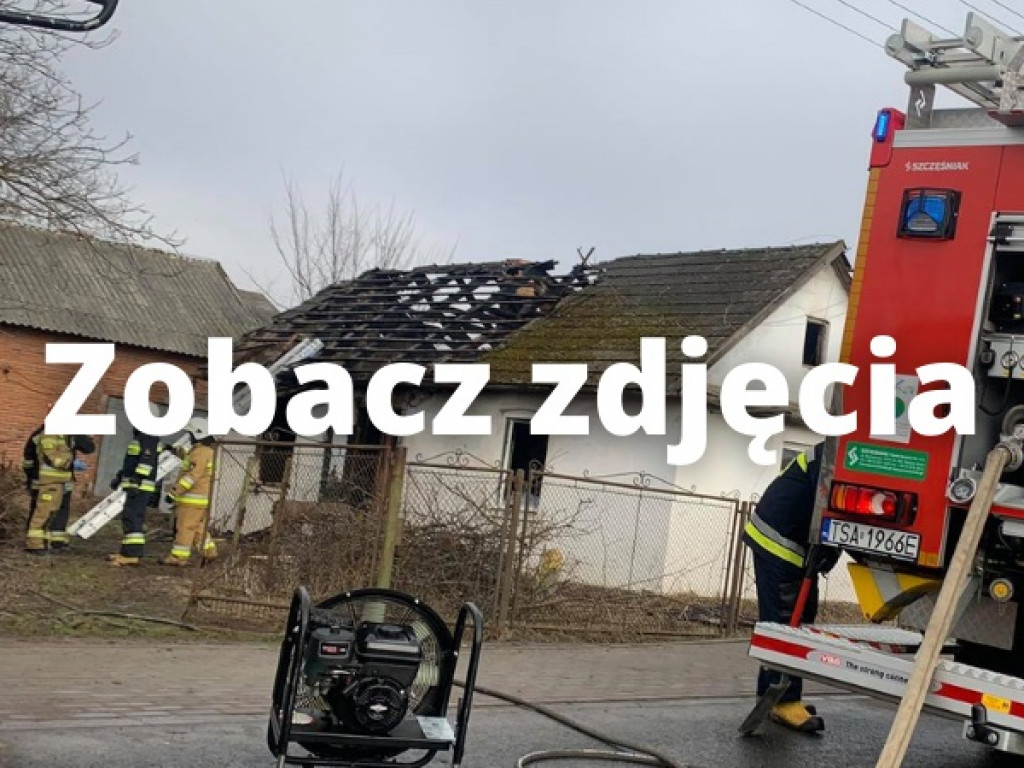 Zapalił się dom w powiecie sandomierskim. Na miejscu pracuje 5 zastępów straży [zdjęcia]