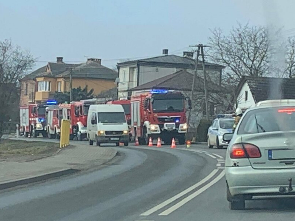 Zapalił się dom w powiecie sandomierskim. Na miejscu pracuje 5 zastępów straży [zdjęcia]