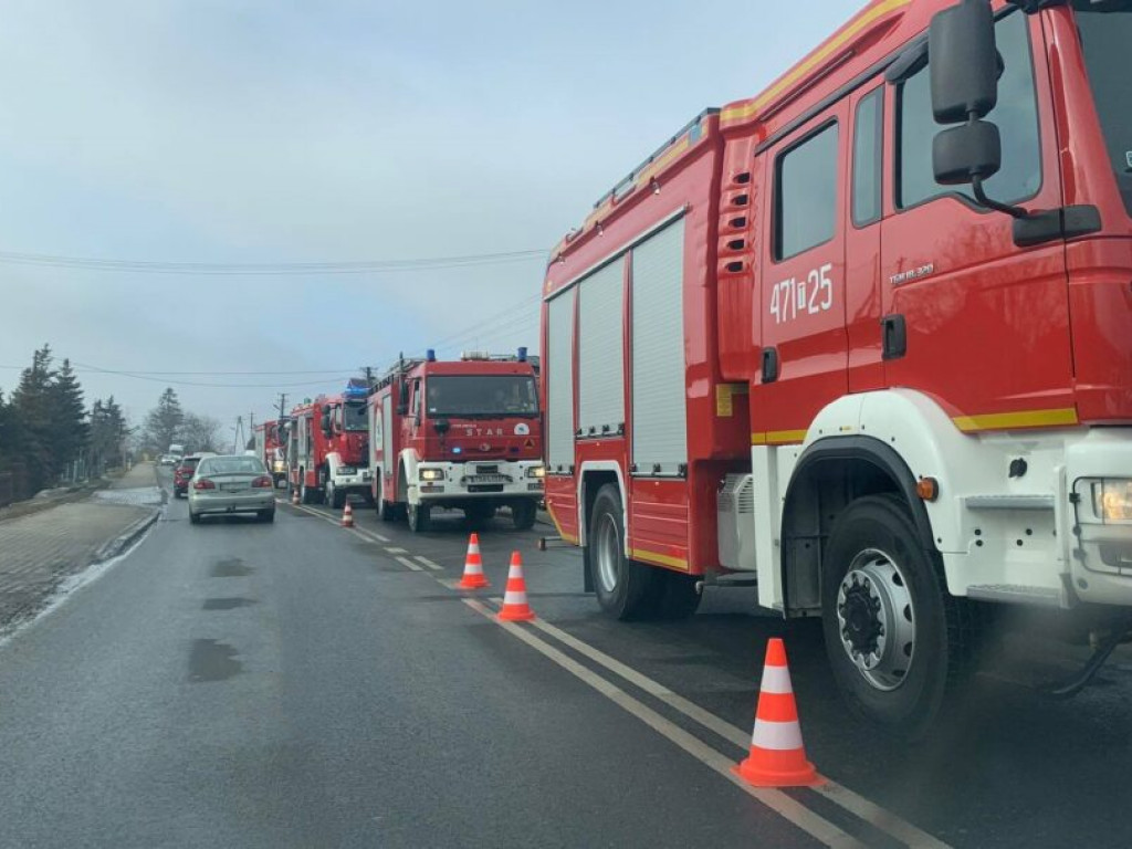 Zapalił się dom w powiecie sandomierskim. Na miejscu pracuje 5 zastępów straży [zdjęcia]