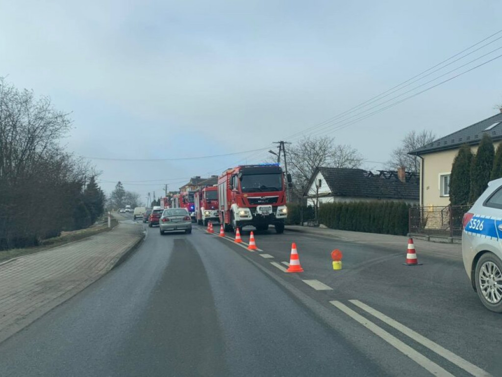 Zapalił się dom w powiecie sandomierskim. Na miejscu pracuje 5 zastępów straży [zdjęcia]