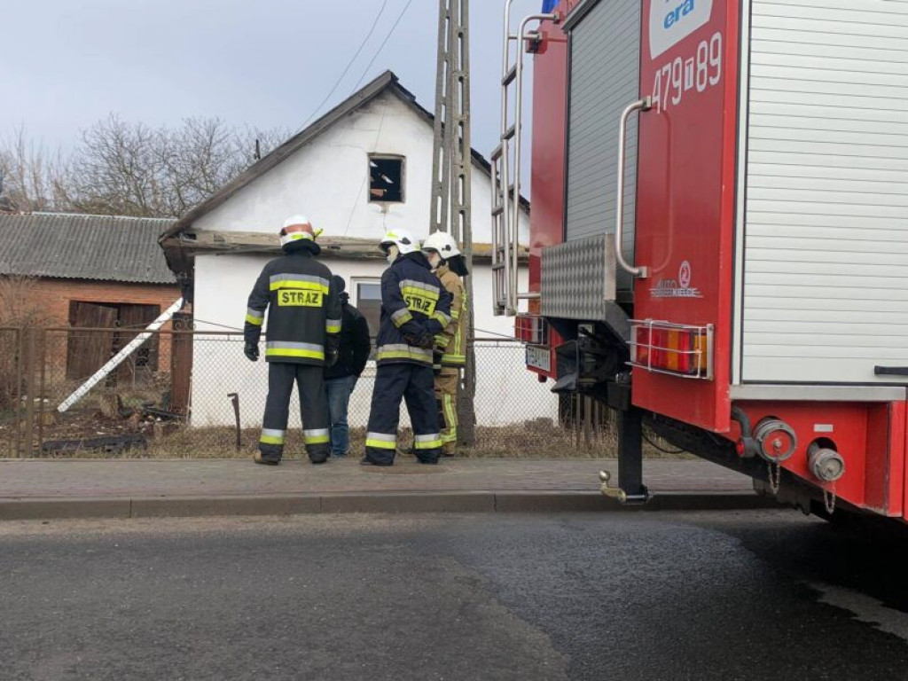 Zapalił się dom w powiecie sandomierskim. Na miejscu pracuje 5 zastępów straży [zdjęcia]