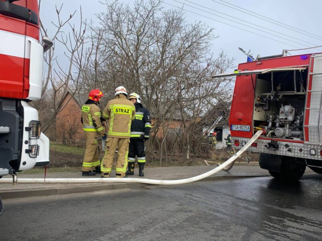 Zapalił się dom w powiecie sandomierskim. Na miejscu pracuje 5 zastępów straży [zdjęcia]