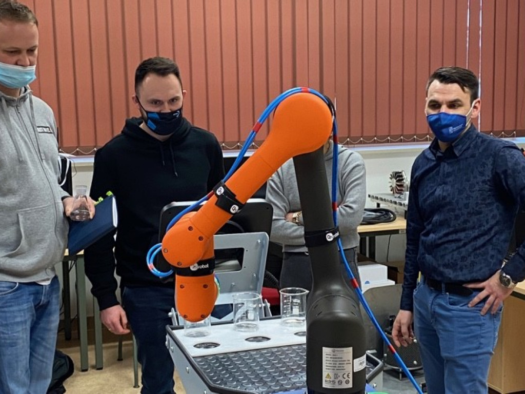 Roboty w Stalowej Woli robią robotę! Inteligentne maszyny dla studentów i nie tylko