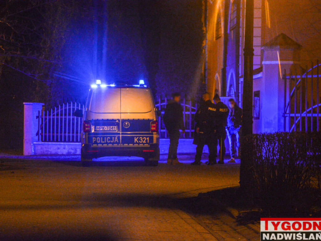 Interwencja policji na Dzikowie w Tarnobrzegu, uszkodzony radiowóz [zdjęcia]