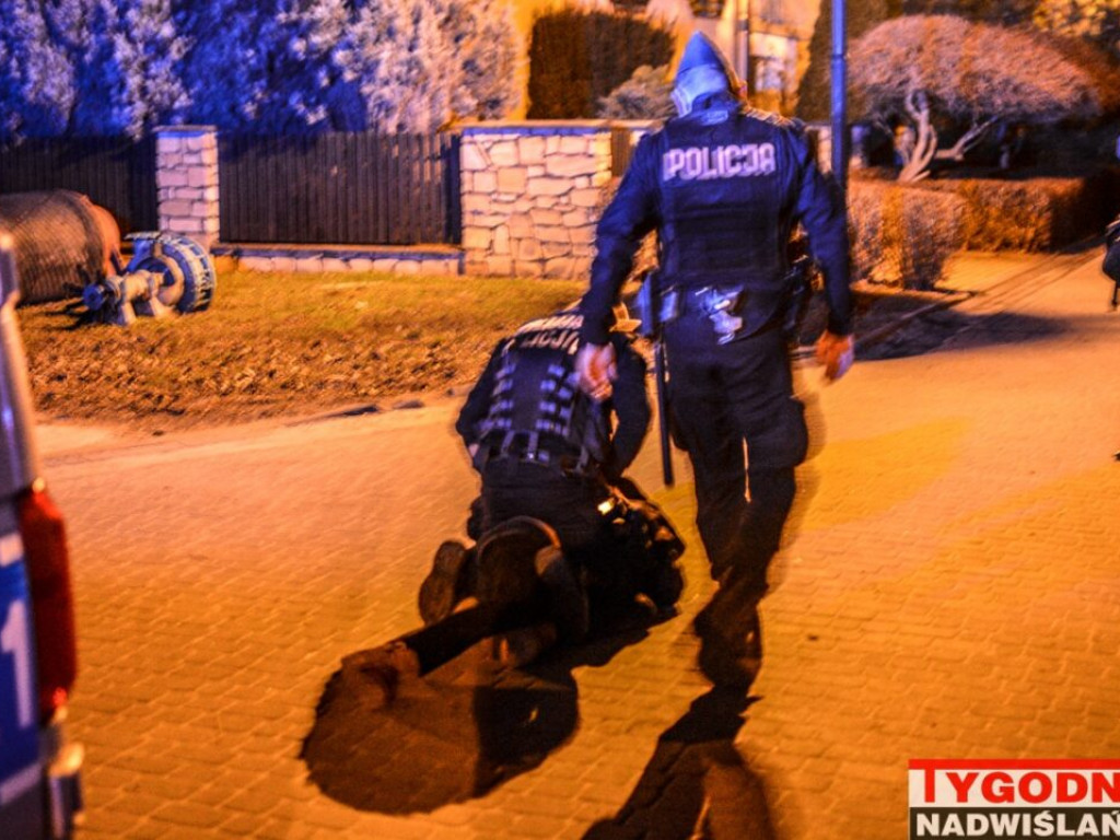 Interwencja policji na Dzikowie w Tarnobrzegu, uszkodzony radiowóz [zdjęcia]