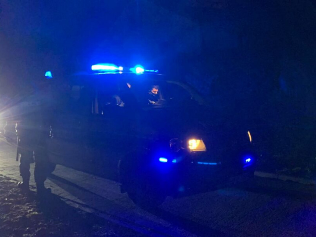 Interwencja policji na Dzikowie w Tarnobrzegu, uszkodzony radiowóz [zdjęcia]