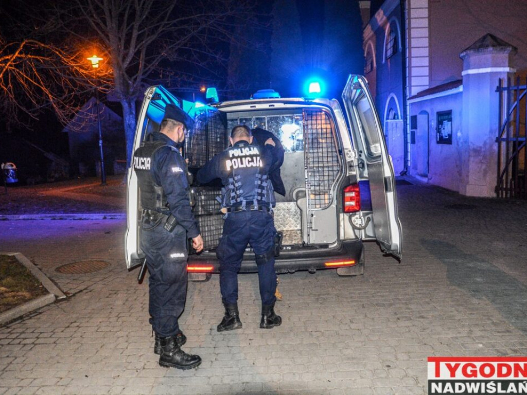 Interwencja policji na Dzikowie w Tarnobrzegu, uszkodzony radiowóz [zdjęcia]