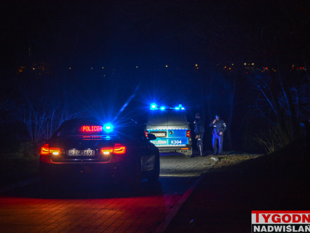 Interwencja policji na Dzikowie w Tarnobrzegu, uszkodzony radiowóz [zdjęcia]