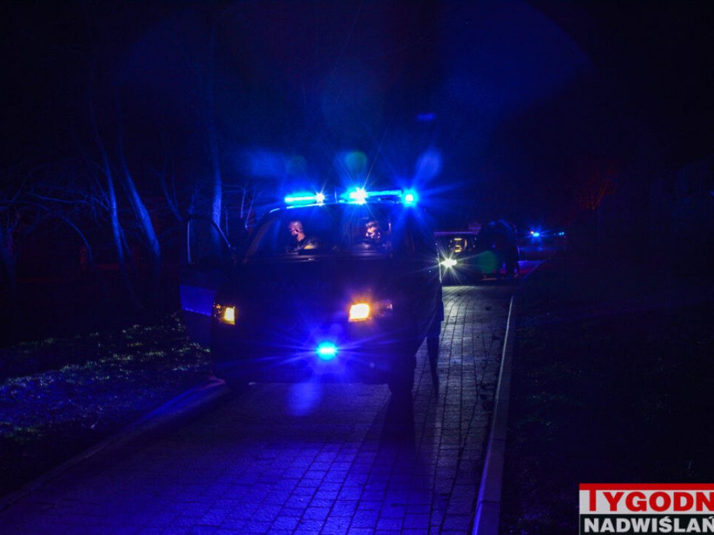 Interwencja policji na Dzikowie w Tarnobrzegu, uszkodzony radiowóz [zdjęcia]