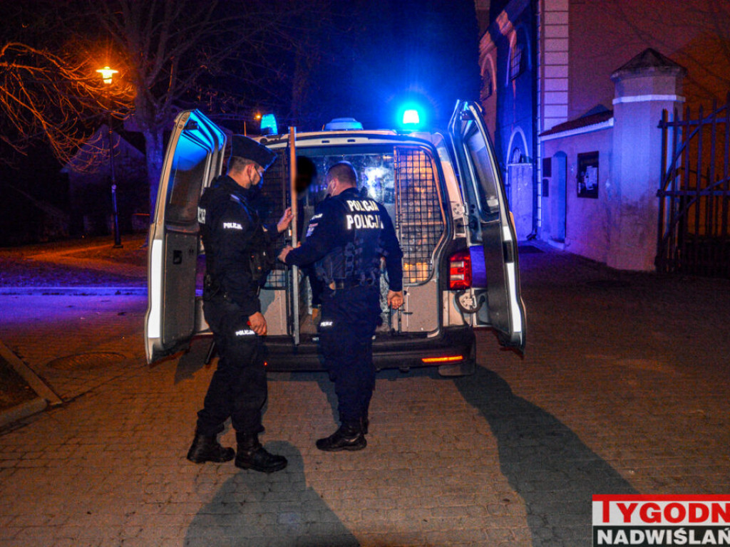 Interwencja policji na Dzikowie w Tarnobrzegu, uszkodzony radiowóz [zdjęcia]