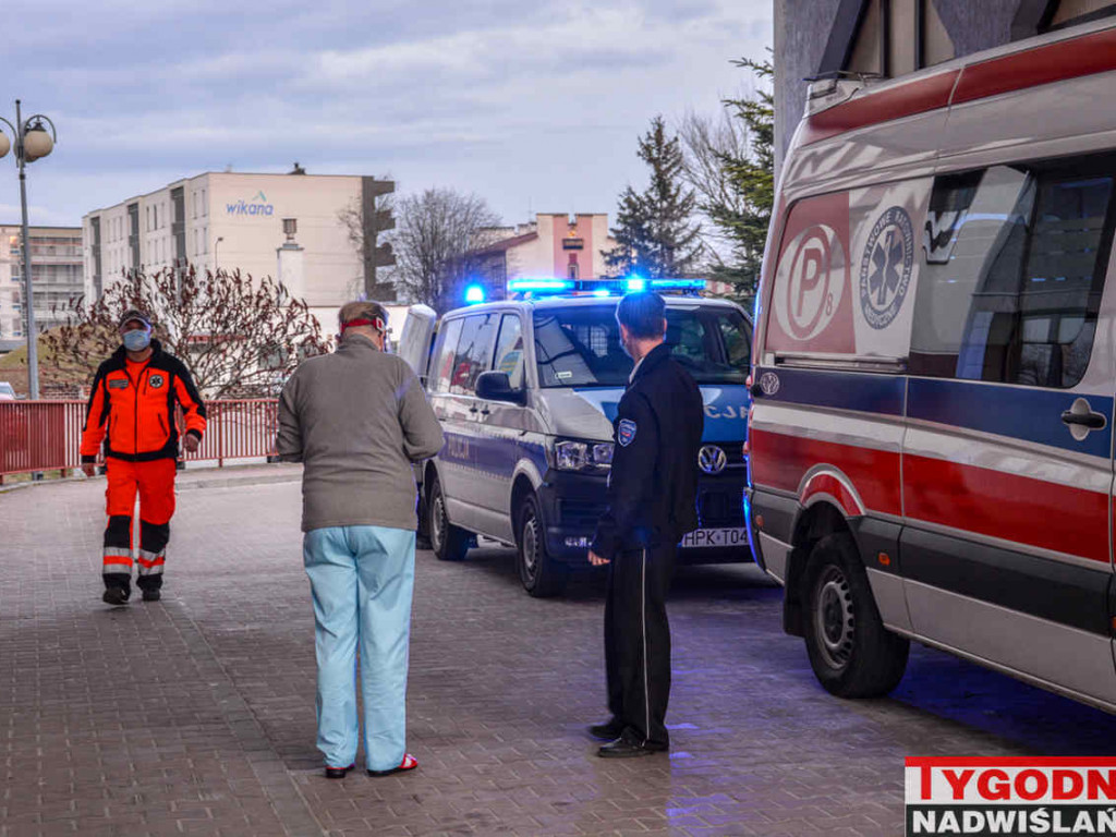 Tarnobrzeg. Mężczyzna wpadł w furię, rozbił drzwi do szpitala i szarpał się z personelem