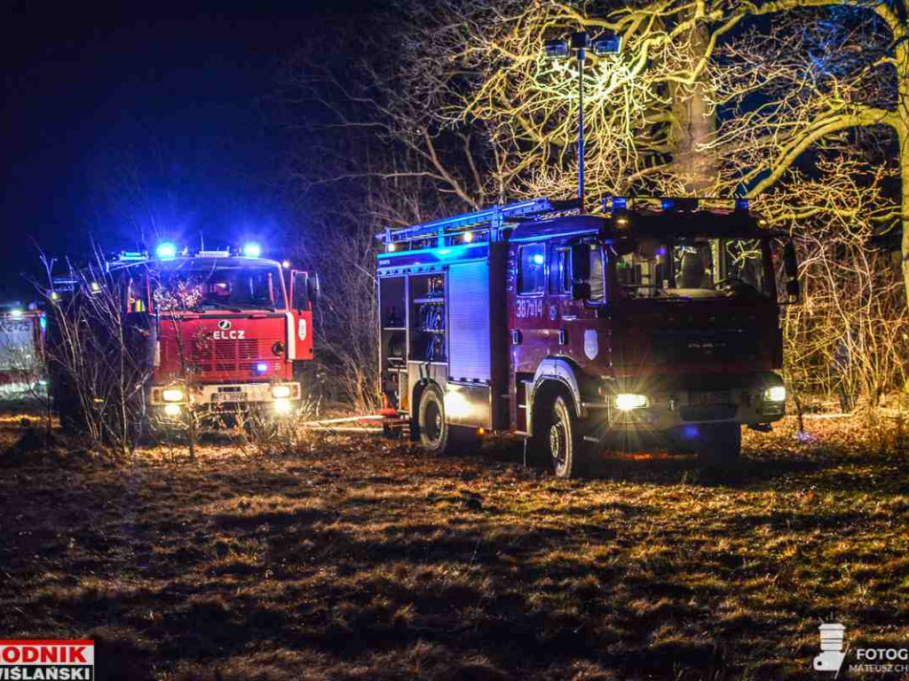 Pożar budynku gospodarczego w gminie Baranów Sandomierski, na miejscu pracowały cztery zastępy [zdjęcia]