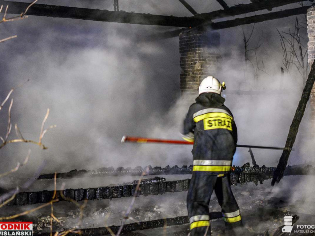 Pożar budynku gospodarczego w gminie Baranów Sandomierski, na miejscu pracowały cztery zastępy [zdjęcia]