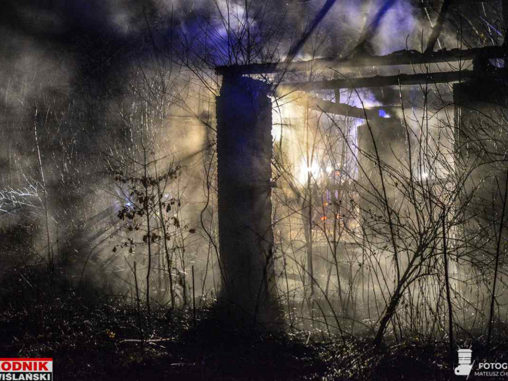 Pożar budynku gospodarczego w gminie Baranów Sandomierski, na miejscu pracowały cztery zastępy [zdjęcia]