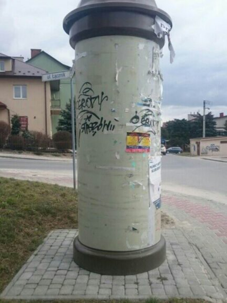 Wandal zniszczył przystanki, ogrodzenia posesji i znaki drogowe na staszowskim osiedlu [zdjęcia]