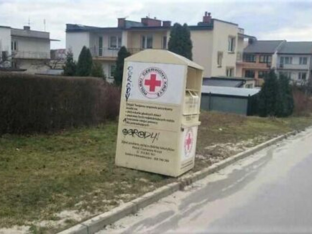 Wandal zniszczył przystanki, ogrodzenia posesji i znaki drogowe na staszowskim osiedlu [zdjęcia]
