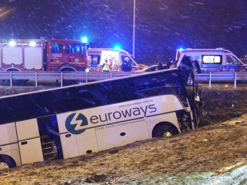 Podkarpacie. Tragedia na autostradzie A4, autokar wpadł do rowu