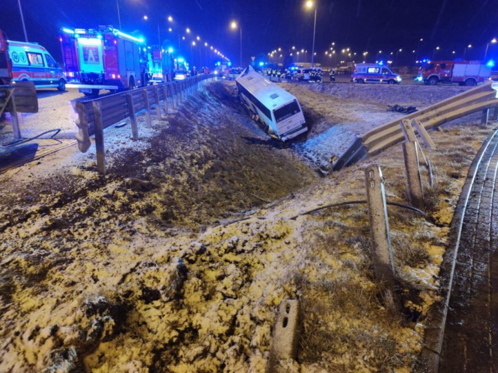 Podkarpacie. Tragedia na autostradzie A4, autokar wpadł do rowu